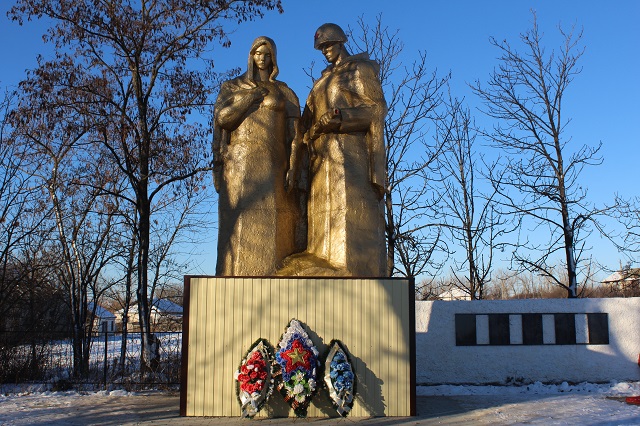 Скульптурный памятник, стена памяти воинам-односельчанам и мемориальная доска  Герою Советского Союза И.А.Письменному.